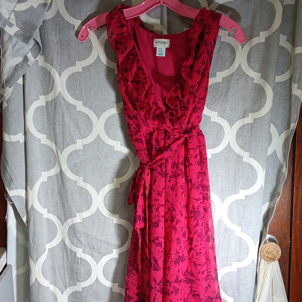 Woman's small motherhood maternity sleeveless midi dress